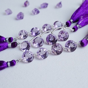 Peut inclure: Un brin de perles de pierres précieuses d'améthyste violettes avec des connecteurs argentés et trois glands en soie violette.