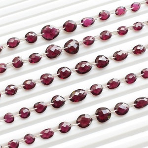 14 pièces de perles de briolette inégales à facettes en grenat rhodolite | Ligne de perles à double perceuse en pierres précieuses naturelles | 11x10x4 à 6x5x2,5MM