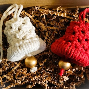 Set of 2 Jingle Bells, White and Red Jingle Bells, Macrame Jingle Bells, Macrame Ornaments, Jingle Bells Ornaments, Macrame Bells, Bells