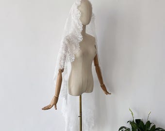 Elegant mantilla bridal veil with comb, exquisite lace floral veil, soft tulle with lace trim, wedding veil for the bride