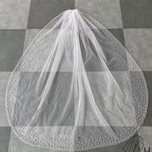 Boho bridal veil with delicate pearl edge, romantic tulle veil in ivory/white, handmade wedding accessory with vintage flair