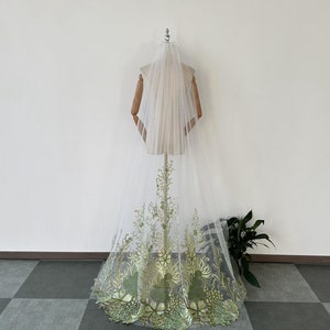 Spring Fresh Green Lace Floral Veil. Single Layer Tulle Veil. Unique Garden Wedding Veil. Floral Leaf Cathedral Veil.