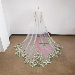 White chamomile green leaves bridal veil. Lace veil with floral embroidery. Woodland style veil with comb. Romantic cathedral veil.