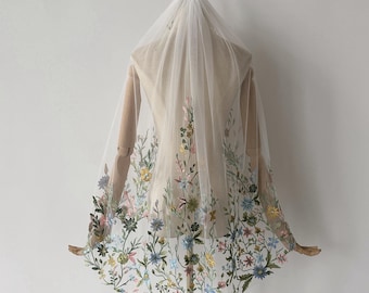 Farbenfroher Wildblumen-Hochzeitsschleier. Spitze mit kleinen Blüten. Frühlingsgarten-Schleier. Kurzer Brautschleier mit Mini-Blumen.