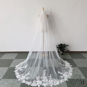 Lace bridal veil with flowers and small pearls, Soft tulle veil, Chapel length wedding veil, Classic bridal veil