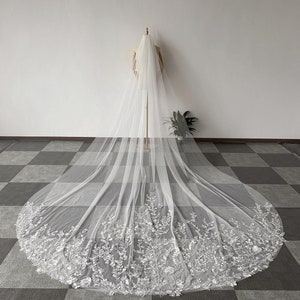 Wildflower lace long veil. Lace appliqué long bridal veil. Luxurious veil with lace flowers. Beautiful cathedral veil.