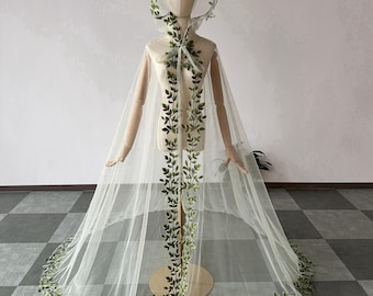 Green leaf bridal cape with lace, hooded wedding cape, boho bridal cape for garden wedding, vintage bridal cape with leaf tendrils