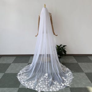 Elegant lace bridal veil with pearls, handmade floral wedding veil made of soft tulle, classic long veil with comb