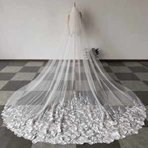 Luxurious sunflower lace bridal veil. Fairytale lace veil. Soft tulle 1-layer wedding veil. Embroidered veil