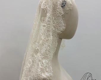 Voile mantille champagne clair, voile de mariée bohème sur mesure, voile floral en dentelle vintage, voile fait main