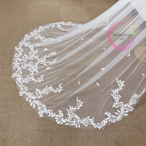 Peut inclure: Voile de mariée blanche avec un délicat motif floral. Le voile est en tulle doux et présente un motif délicat de feuilles et de fleurs. Le voile est parfait pour un mariage ou une autre occasion spéciale.