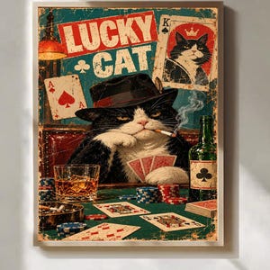 Könnte beinhalten: Ein Poster im Vintage-Stil mit der Aufschrift LUCKY CAT, das eine schwarz-weiße Katze mit Fedora-Hut zeigt, die eine Zigarette raucht und an einem Tisch mit Pokerchips, einem Glas Whiskey und einer grünen Flasche mit Kreuz-Symbol Karten spielt.