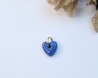 Mini pendentif à breloques coeur en porcelaine bleue artisanale