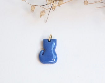 Petit pendentif à breloques chat en céramique, porcelaine bleue artisanale