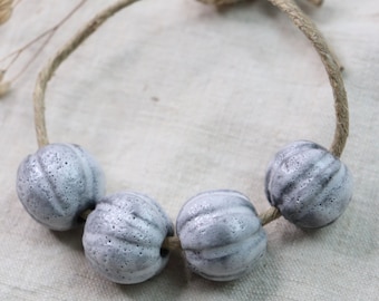 4 perles en céramique rustique fabriquées à la main