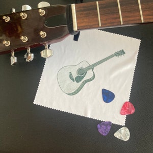 Geschenk für Gitarren Spieler personalisiert,  Reinigungstuch  Gitarrenpflege, Poliertuch für Gitarre, Pflegetuch für Gitarrensaiten
