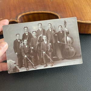 VINTAGE nostalgische Foto Ansichtskarte Postkarte Streich Orchester für Sammler Nostalgiker Kartensammler Musiker