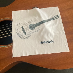 Personalisiertes Gitarren Reinigungstuch, Geschenk Gitarrenlehrer, Gitarrenpflege, Poliertuch mit Namen, Pflegetuch für Gitarrensaiten