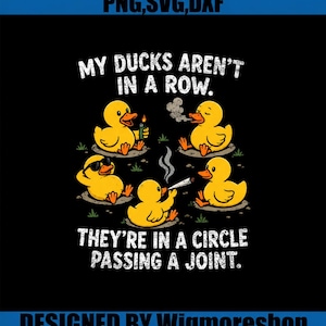 Könnte beinhalten: Ein Grafikdesign mit fünf gelben Quietscheentchen auf schwarzem Hintergrund. Der Text lautet MY DUCKS AREN'T IN A ROW. THEY'RE IN A CIRCLE PASSING A JOINT. Die Enten sind mit verschiedenen Accessoires wie Sonnenbrillen dargestellt und rauchen.