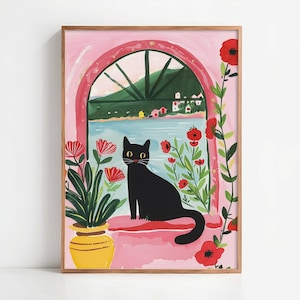 Peut inclure: Un chat noir est assis sur un rebord de fenêtre avec vue sur une étendue d'eau bleue et une ville au loin. La fenêtre est encadrée par un mur rose avec des fleurs rouges. Le chat a les yeux jaunes et regarde vers la gauche.