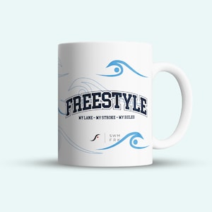 Peut inclure: Une tasse en céramique blanche avec un motif bleu et marine. La tasse présente le texte "FREESTYLE" avec les mots "MY LANE - MY STROKE - MY RULES" en dessous. La tasse a également un motif de vague bleue et le texte "SWM FRK" en bleu.