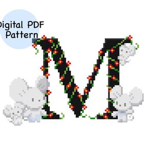 Könnte beinhalten: Digitales PDF-Muster mit einem pixeligen schwarzen Buchstaben "M", verziert mit roten und grünen floralen Details. Zwei weiße pixelige Mäuse sind in der Nähe des Buchstabens positioniert. Der Text "Digital PDF Pattern" befindet sich in einem hellblauen Kreis.