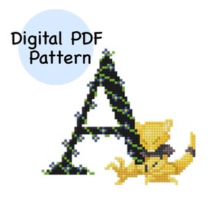 Könnte beinhalten: Digitales PDF-Muster mit einem Kreuzstich-Design des Buchstabens "A", verziert mit blauen und grünen floralen Akzenten. Eine gelbe Figur befindet sich rechts vom Buchstaben. Der Text "Digital PDF Pattern" befindet sich in einem hellblauen Kreis.
