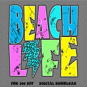 以下が含まれることがあります： 大胆で使い古された文字で「BEACH LIFE」という言葉が書かれたカラフルなグラフィックデザイン。文字は青、黄、ピンク、緑の鮮やかな色合いで、ヒョウ柄の稲妻が描かれています。「PNG 300 DPP DIGITAL DOWNLOAD」というテキストが下にあります。