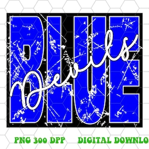 Puede incluir: Texto "Blue Devils" en blanco sobre un fondo azul desgastado. El texto está en un rectángulo negro con un contorno blanco. PNG 300 DPP DESCARGA DIGITAL.