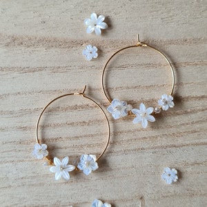 Flora earrings Mother-of-pearl flowers mounted on 24kt fine gold gilded hoops, women's gift, wedding idea, flower earrings, image 1