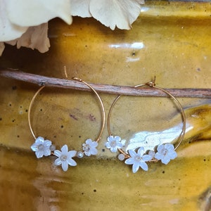 Flora earrings Mother-of-pearl flowers mounted on 24kt fine gold gilded hoops, women's gift, wedding idea, flower earrings, image 2