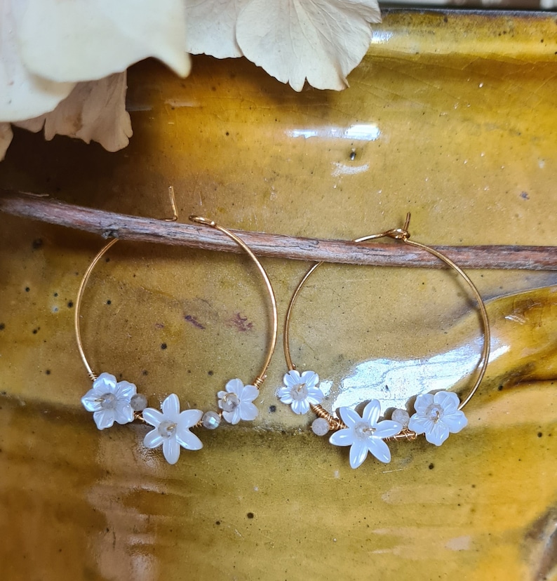 Flora earrings Mother-of-pearl flowers mounted on 24kt fine gold gilded hoops, women's gift, wedding idea, flower earrings, image 2