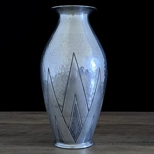 Vaso Art Déco d&#39;epoca in metallo argentato martellato del XX secolo con favolosi dettagli geometrici.