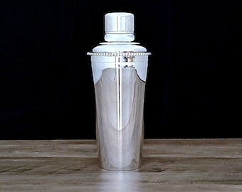 Alexandre Gelb Paris Cocktail Shaker 20th Century Vintage, Perles Design finished with Brilliant Silverplate.