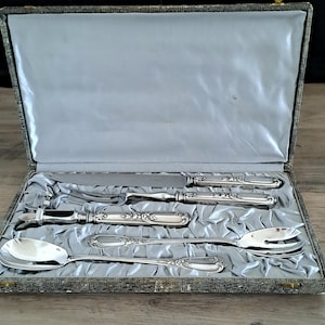 Ercuis Paris Five Piece Carving / Serving Set, Early 20th Century Vintage Rocaille Design finished with Silverplate and Inox.