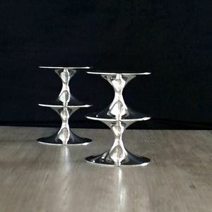 Christofle Paris Kerzenhalter / Bougeoirs-Set, zweier Set, seltene Produktion Gallia nach Design von Lino Sabattini, circa 1960.