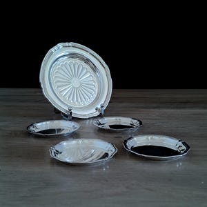 Christofle Paris Untersetzer Set, 5 Stück, 20th Century Vintage Modell Contours mit Silberplatte veredelt.
