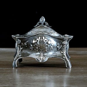 WMFG Small Antique Jewellery Box, Early 20th Century Art-Nouveau / Jugendstil finished with Silver-Plating. Circa 1920.