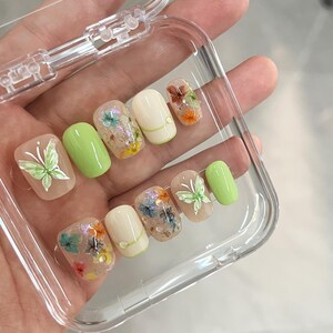 Handgemaakte groene composities persnagelset, lente nepnagels, luxe handgemaakt, herbruikbaar, amandel-/doodskistnagels