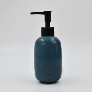 Handcrafted Concrete Soap Dispenser: Modern Bathroom Accessory