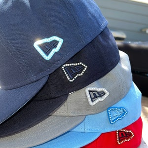 New Era Frame Hutnadel Pin mit Gems Blau Rot Grau UNC