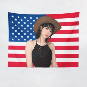Tapiz de vaquera de Kpop con bandera estadounidense de Chaewon, 36 x 26 pulgadas