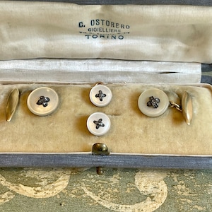 Set aus Vintage-Smoking-Manschettenknöpfen und Knöpfen aus Gelbgold, Perlmutt und Diamanten. Jugendstil-Manschettenknöpfe; Manschettenknöpfe mit Originaletui
