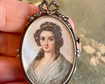 Broche de casamento sentimental antigo vitoriano em prata e marcassita com miniatura pintada em madrepérola; broche com retrato de uma senhora, década de 1800