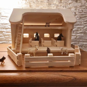 Pferdestall mit 4 Boxen drei beweglichen Türen Bauernhof & Scheune Handarbeit Spielzeugscheune Waldorf Spielzeug Holzspielzeug Bild 1