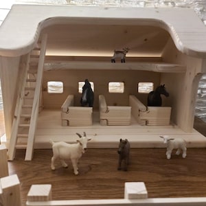 Pferdestall mit 4 Boxen drei beweglichen Türen Bauernhof & Scheune Handarbeit Spielzeugscheune Waldorf Spielzeug Holzspielzeug Bild 3