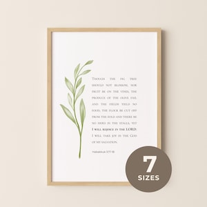 Puede incluir: Una impresión enmarcada con un marco de madera clara. La impresión presenta una ilustración de acuarela de una rama verde y texto de Habacuc 3:17-18. Un círculo marrón con el número 7 y la palabra "SIZES" está en la esquina inferior derecha.