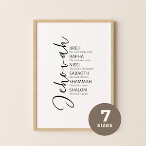 Può includere: Una stampa artistica da parete verticale in una cornice di legno chiaro con la parola Jehovah in grande corsivo nero, seguita da sei nomi di Dio con i loro significati in inglese: Jireh, Rapha, Nissi, Sabaoth, Shammah e Shalom. Un badge circolare marrone riporta 7 SIZES.