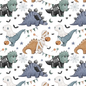 Könnte beinhalten: Ein nahtloses Muster mit Aquarell-Illustrationen von Dinosauriern, die in Halloween-Kostümen gekleidet sind. Die Dinosaurier tragen Kostüme wie eine Mumie, ein Gespenst und ein Skelett. Das Muster enthält auch Halloween-Elemente wie Fledermäuse, Sterne, Süßigkeiten und Spinnweben.