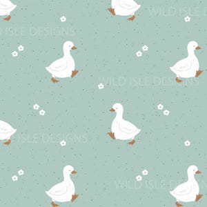 Op de afbeelding: Een naadloos patroon met witte ganzen die op een lichtblauwe achtergrond lopen met witte bloemen. Het patroon is perfect voor stof, behang of inpakpapier.